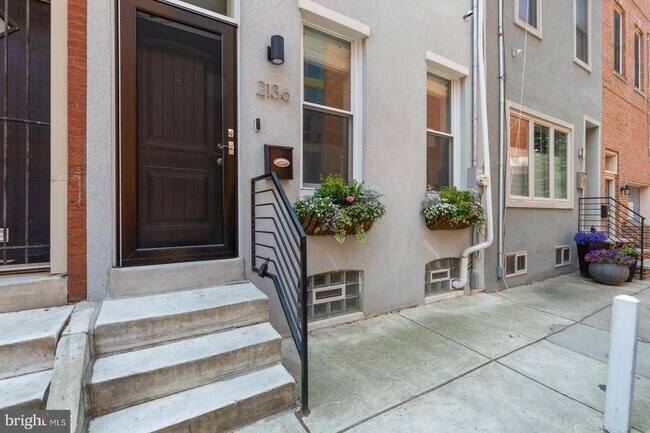 Building Photo - 2136 Pemberton St