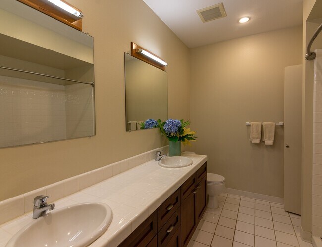 Building Photo - NO PARKING/2+ bed/2 bath top floor condo with full length balcony overlooking north park blocks/N...