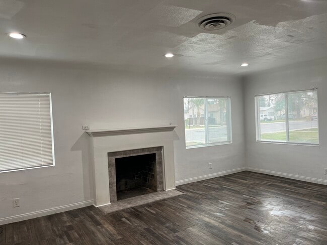 Building Photo - 331 10th St