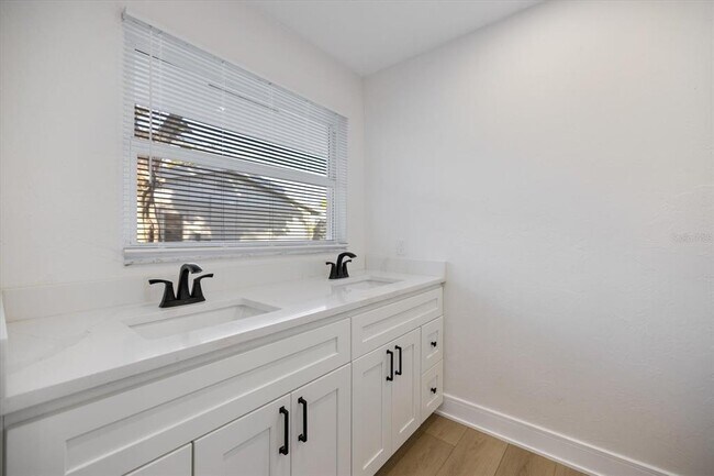 Building Photo - 328 Monet Dr