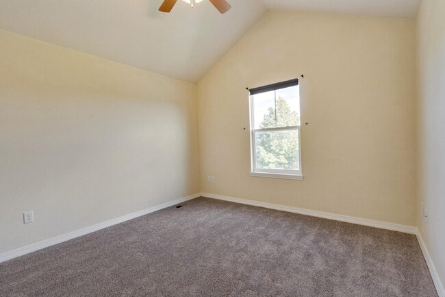 Building Photo - Beautiful 3-Bedroom, 2½-Bath Home with Open Floor Plan in East Fort Collins