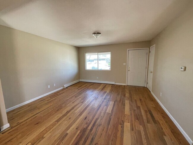 Building Photo - 6bd/2ba Home with Bonus Room & Detached Garage