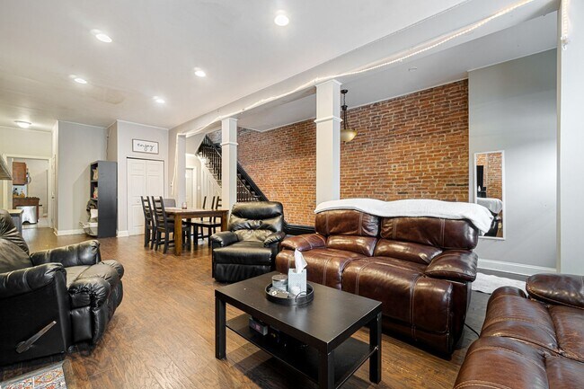 Building Photo - 5 bed, 2.5 Bath, Southside Flats