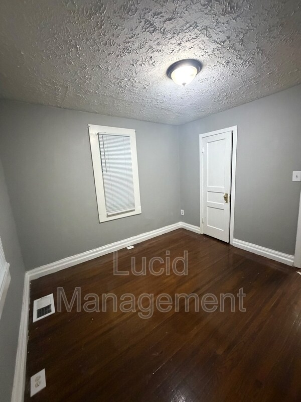 Building Photo - 724 W Evelyn Ave