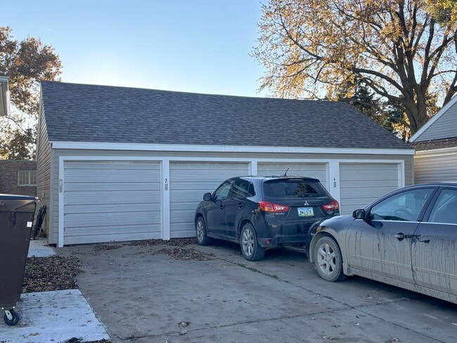 Building Photo - 704 Hickory St