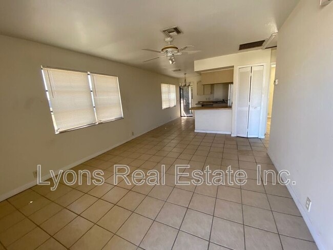 Building Photo - 801 SE 5th Ave