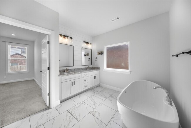 Building Photo - 1140 Hope St