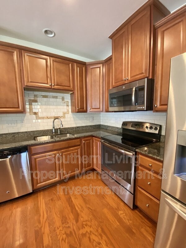 Building Photo - 2601 Silverthorn Dr