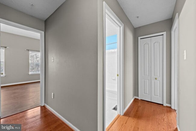 Building Photo - 8833 Hawthorne Ct