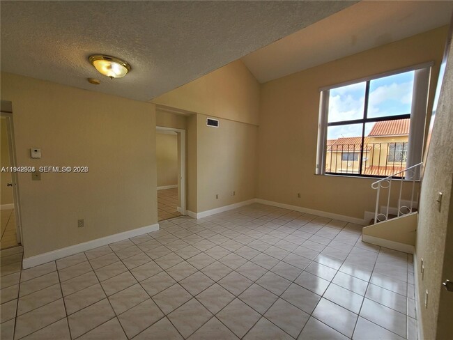 Building Photo - 2710 W 60th Pl