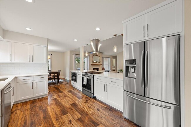 Building Photo - 4902 Pelham Dr