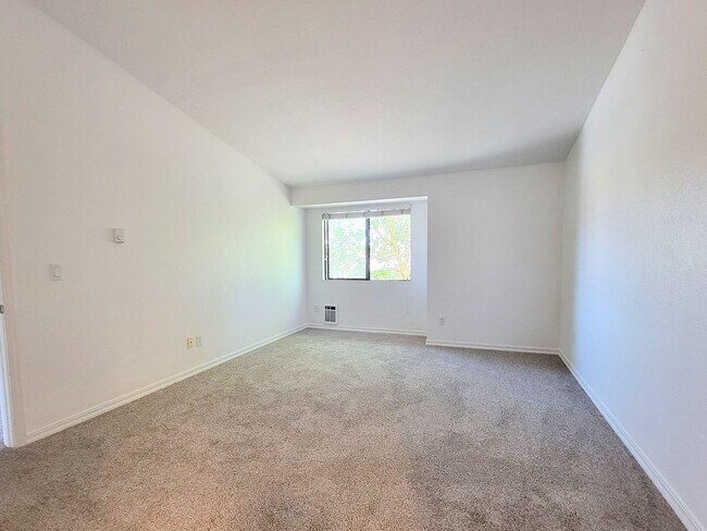 Building Photo - Newly updated condo in Sunn Fjord, close to everything!