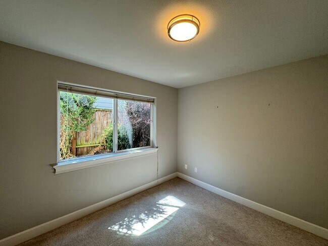 Building Photo - 150 W Florentia St