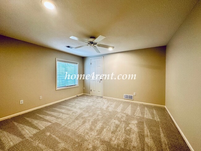 Building Photo - Exceptional 1.5 Story Home in the Prestigious Loch Lloyd Community!