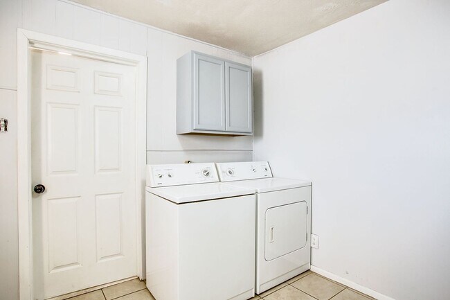 Building Photo - Pre-Leasing for July 2025!