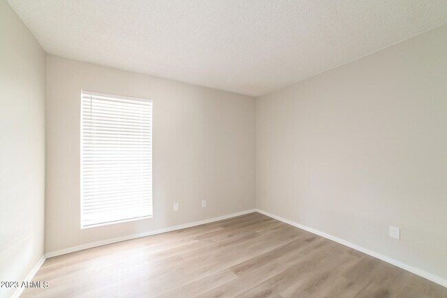 Building Photo - 10347 W Hazelwood Ave