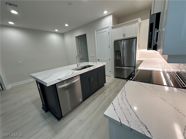 Building Photo - 7255 Saona CT