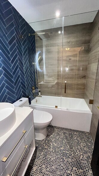 Building Photo - 6205 SE Circle St