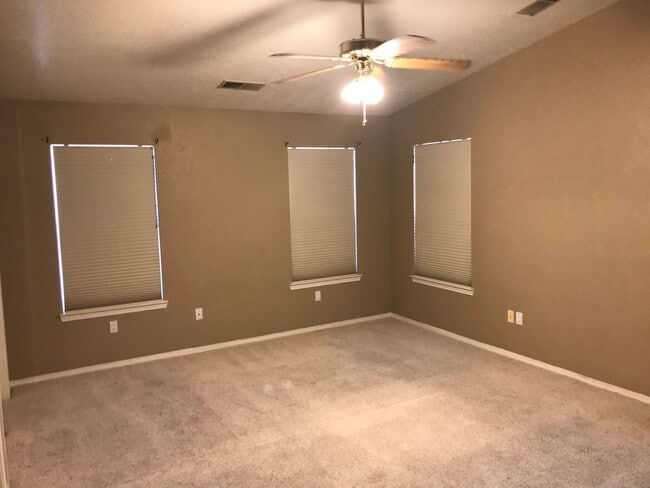 Building Photo - 3 bed 2 full bath