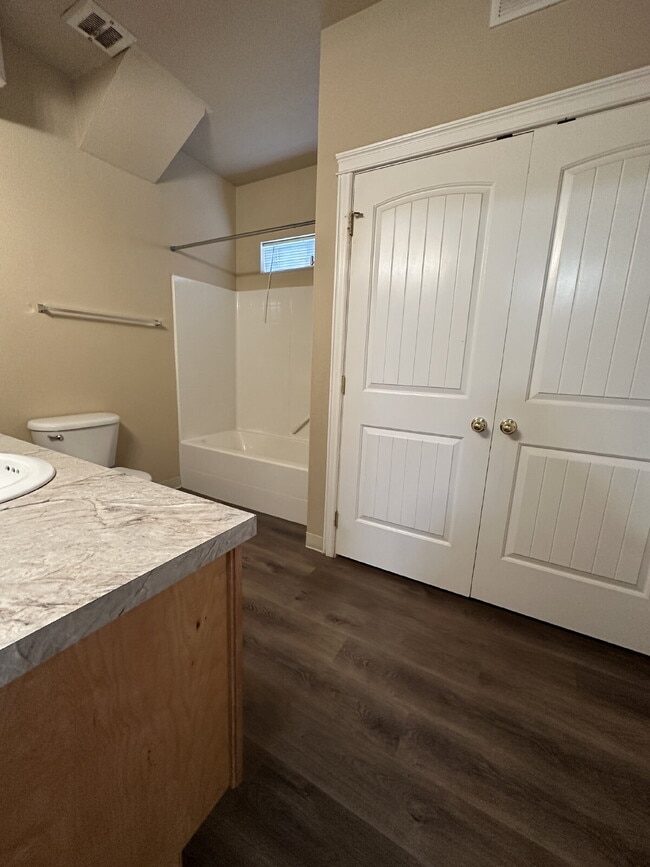 Building Photo - Upper Level 2 Bed 2 bath Apartment