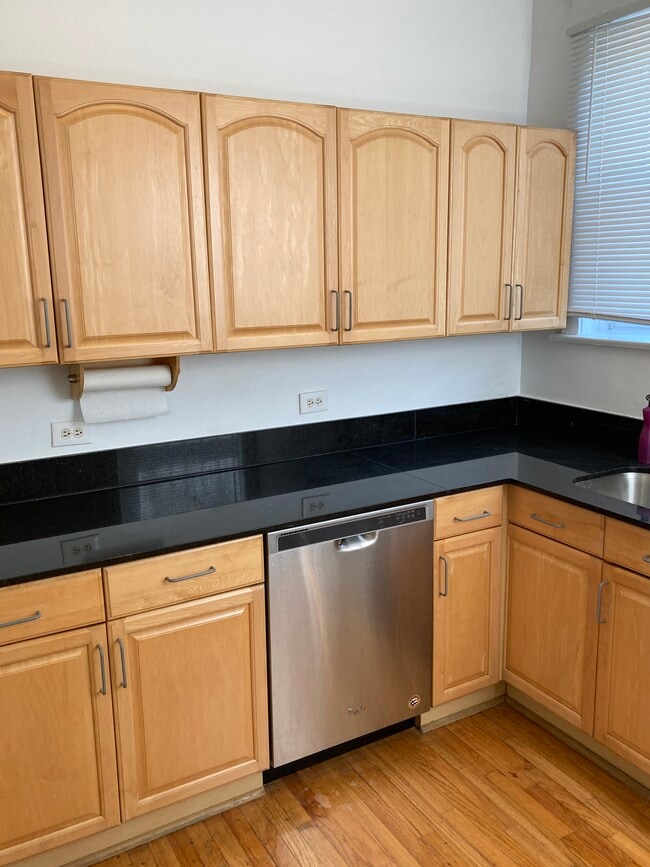 Building Photo - 4719 N Lincoln Ave