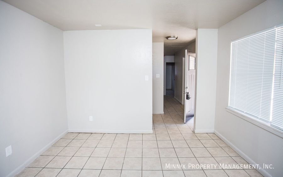 Building Photo - 924 Adrian St