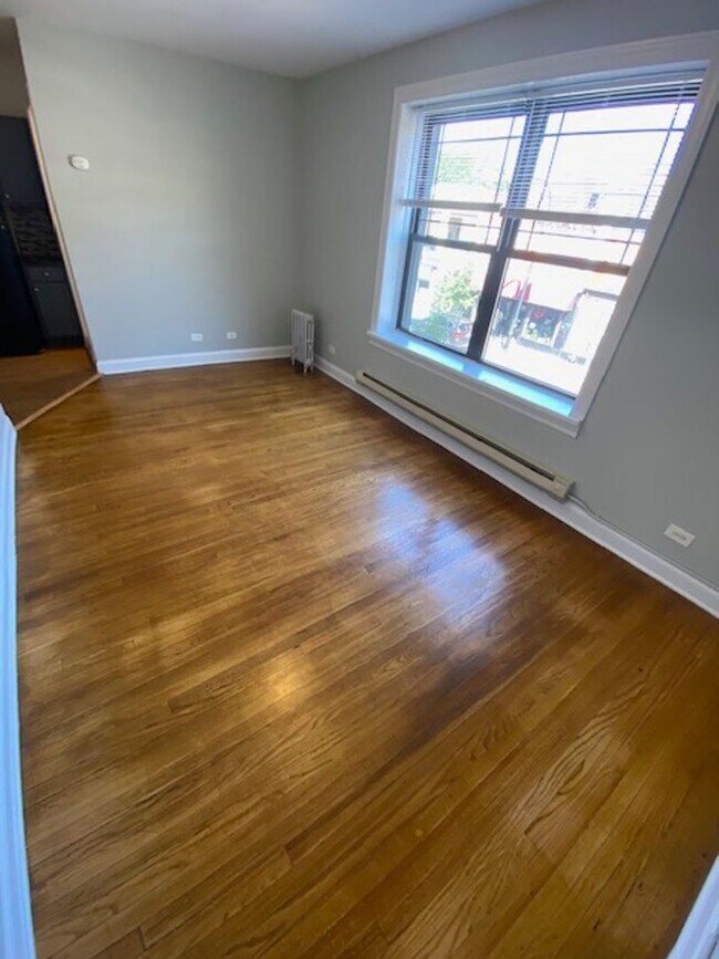 Building Photo - Uptown studio! Separate kitchen - Red Line!