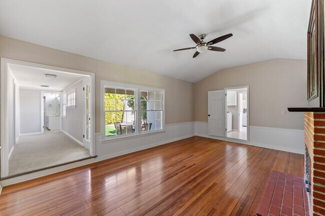 Building Photo - Single-story 3+3 in Woodland Hills w/appli...