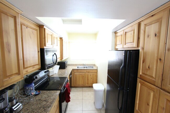 Building Photo - Furnished 2BR, 2BA Condo in University Heights