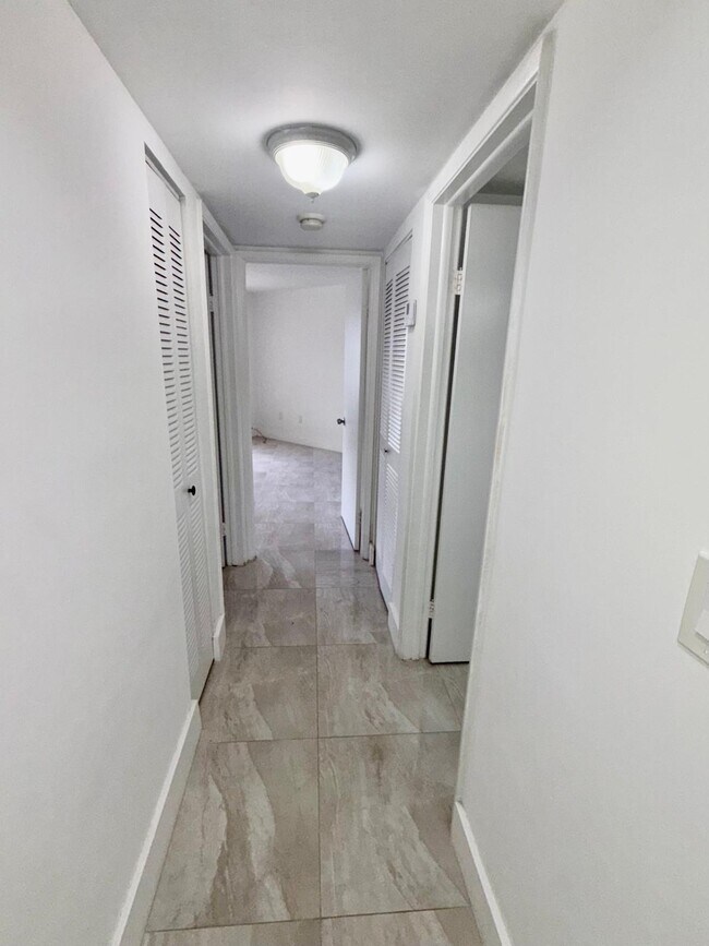 Building Photo - 9405 Fontainebleau Blvd