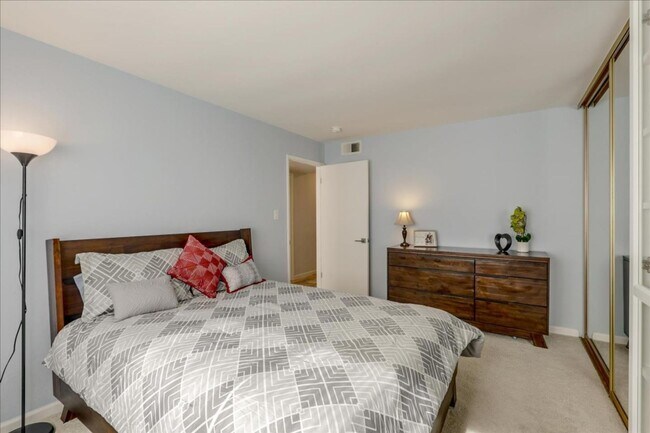 Building Photo - Remodeled unit with views