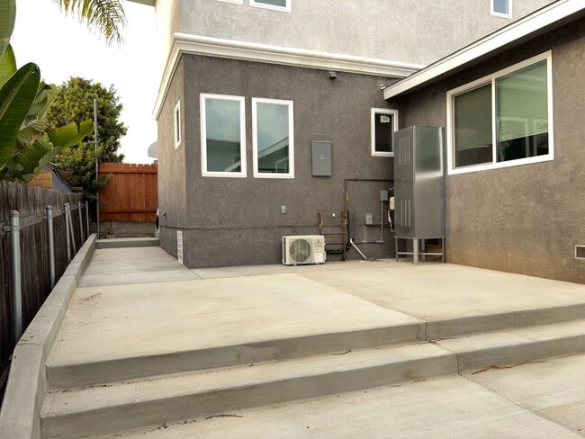 Building Photo - 3 bedrooms 3 baths home in San Diego. WATE...