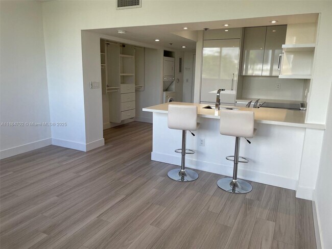 Building Photo - 540 Brickell Key Dr