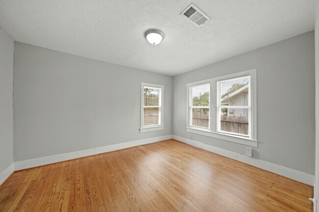 Building Photo - 418 Spooner St