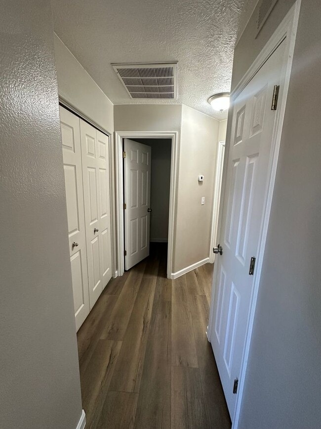 Building Photo - HOME FOR RENT