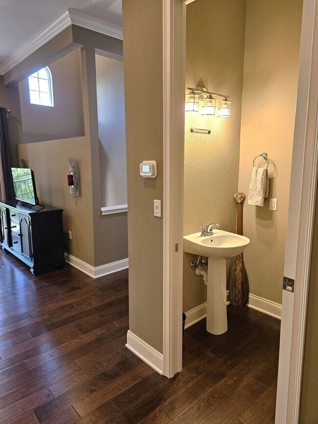 Building Photo - Seasonal Short-Term 2 Bedroom, 2.5 Bath Multi-Level Condo with Balcony and Patio located on Venic...