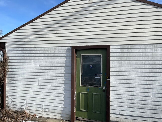 Building Photo - 2-Bedroom Ranch Home