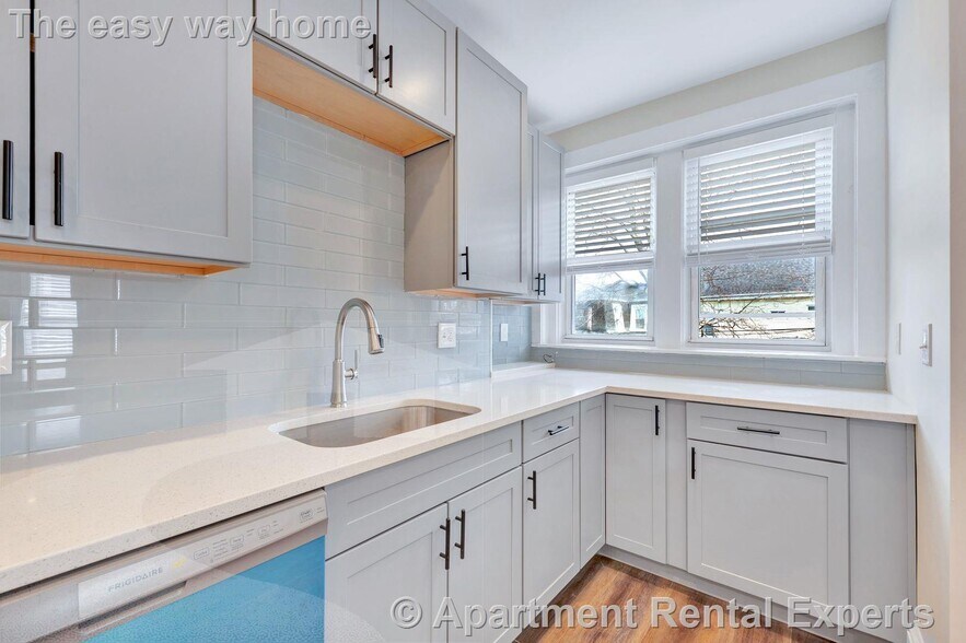 Building Photo - 105 School St