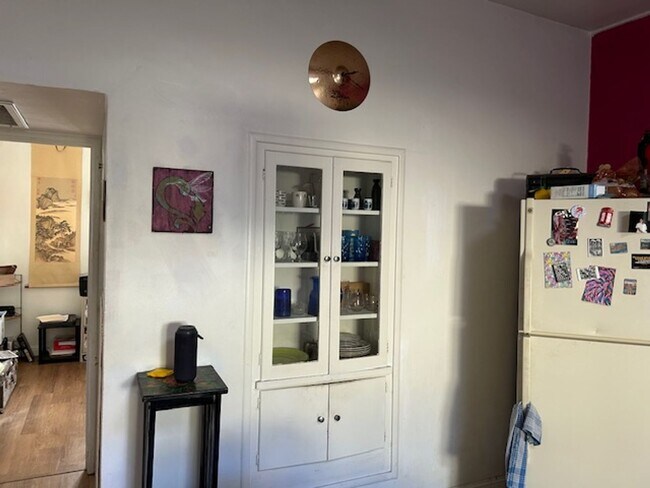 Building Photo - 3 bedrooms-1 bath - on 4th Ave