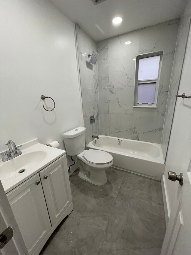 BATHROOM - 2114 Biarritz Dr