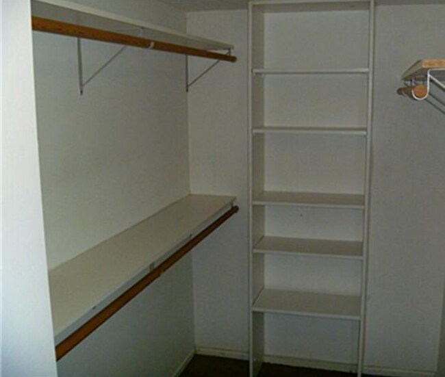 Building Photo - Welcome home to this 2 story end unit 3 bedroom 2 bath located in the heart of Irvine