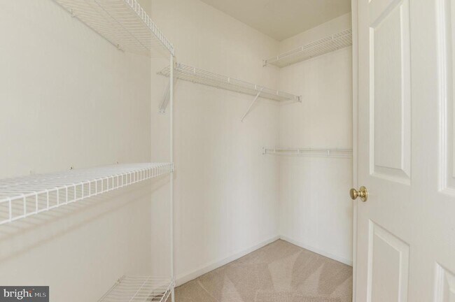 Building Photo - 1984 Crescent Park Dr