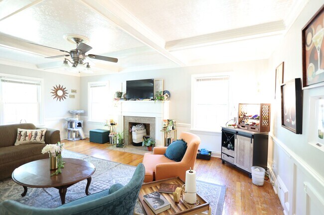 Building Photo - Beautifully Updated 4 bed house w/ fully fenced in yard **