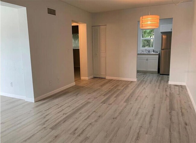 Building Photo - 4963 Viceroy St