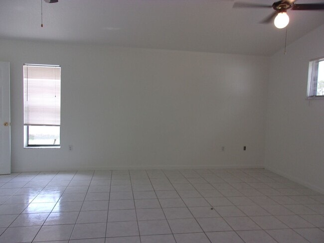 Building Photo - 2261 Maximilian Ave