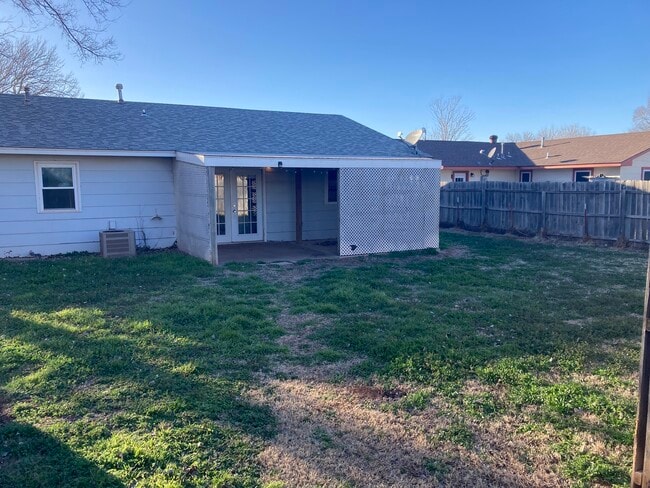 Building Photo - 2402 Spruce Dr