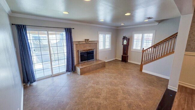Building Photo - 5 Bed 3 Bath House With Amazing Salt Water Pool!