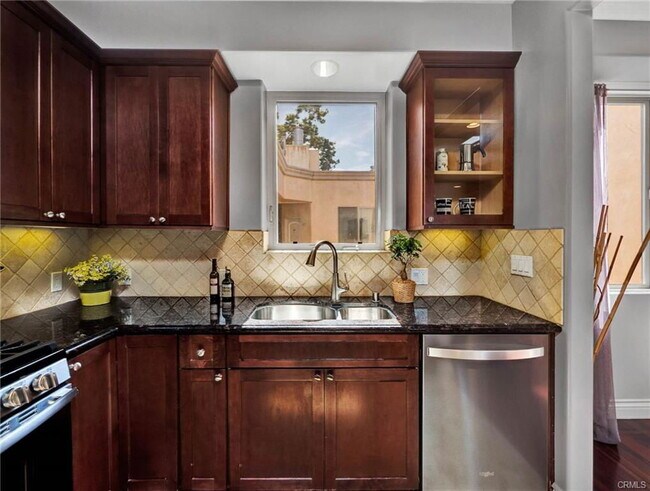 Building Photo - 11280 La Maida St