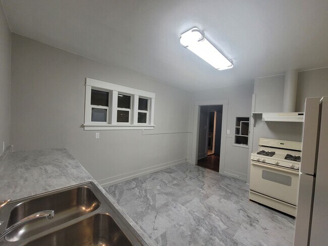 Building Photo - Charming 2 bed 1 bath
