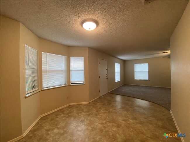 Building Photo - 40 Royal Crest